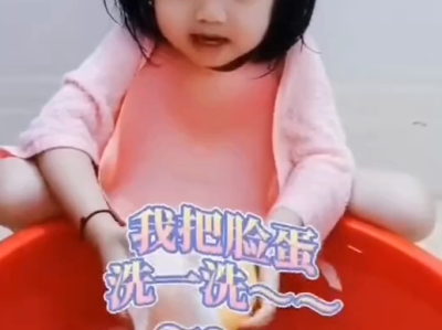 搞笑视频-小女孩唱歌还会颤音